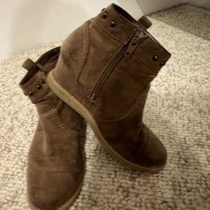 boots woth a small heal